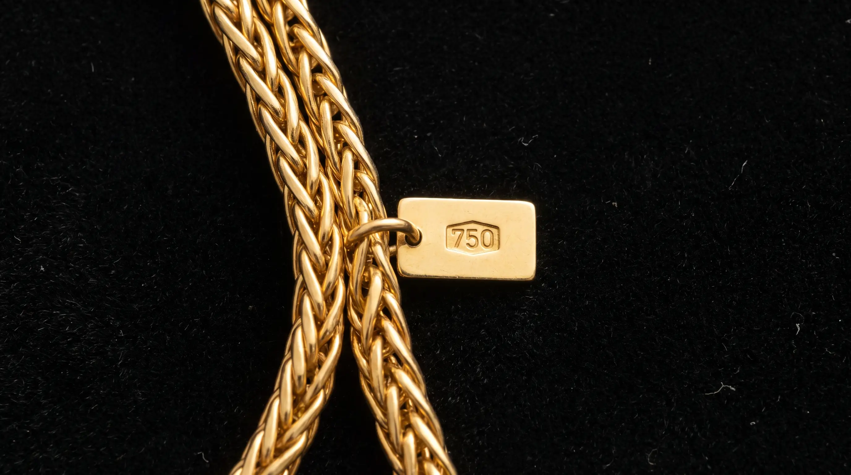 Gold_chain_and_hallmark_stamp_202607291741